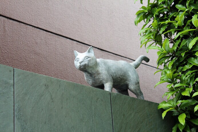 漱石旧居跡に設置された猫の彫像。漱石の繊細な神経はまさにネコのようだったのかも