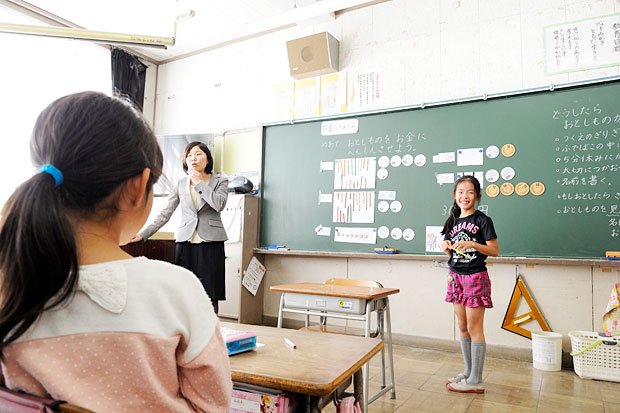 東村山市立回田小学校１年生から道徳や学級活動の時間を使って金融教育をしている。落とし物をお金に替える授業では、物の価値とお金の関係を学ぶ（撮影／篠塚ようこ）