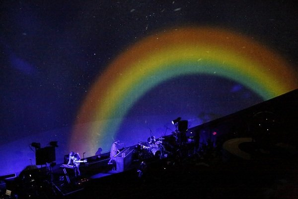 WEAVERがプラネタリウムでリリース記念イベントを開催、歌声に呼応する満点の星で観客を魅了