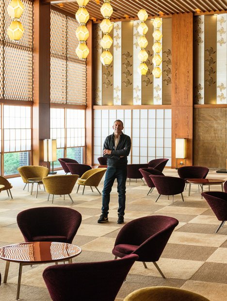 ホテルオークラ東京の本館ロビーに立つトーマス・マイヤー氏。「この素晴らしい空間がなくなってしまうなんて信じられない。私たちは少なくとも、取り壊しの阻止を試みることはできます」（撮影／伊藤徹也）
<br />