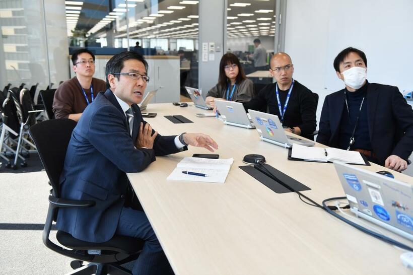 本社の会議室は、すべてがガラス張りになっている。他の拠点のメンバーも交えたテレビ会議は白熱していた。樋口も普段はカジュアル姿。今はスーツにネクタイ姿のほうが珍しいという（撮影/門間新弥）
