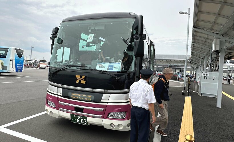仮オープンのアクセス道路を通って新大阪駅と万博会場をつなぐシャトルバス（画像の一部を加工しています）