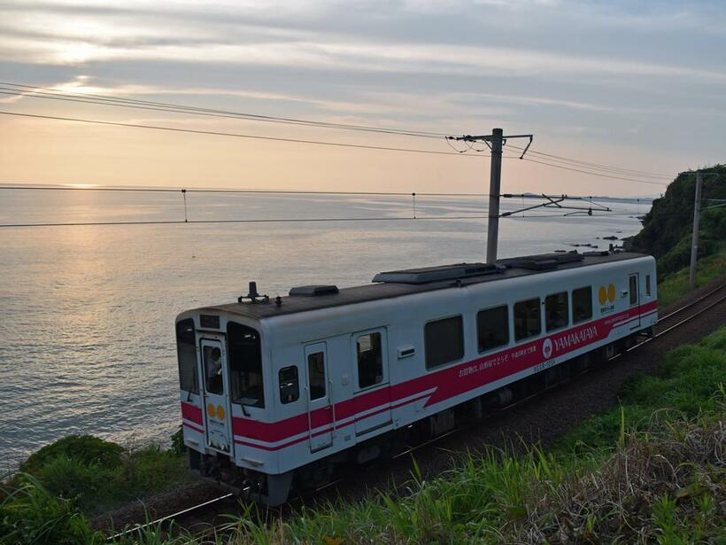 隈之城～新八代間を走る列車は、肥薩おれんじ鉄道を全区間走破。鹿児島本線時代から有名な、海に面した絶景区間を走行する　(C)朝日新聞社
