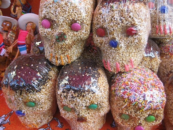 メキシコの「死者の日」。お菓子もこんな飾りつけに