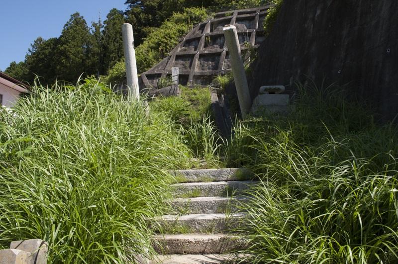 東日本大震災で倒壊した当時の諏訪神社の様子（提供／福島県神道青年会）