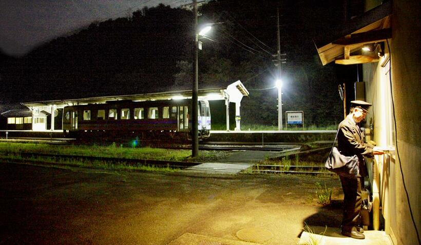 備後落合駅に最終列車が到着し車両の電気が消された（C）朝日新聞社