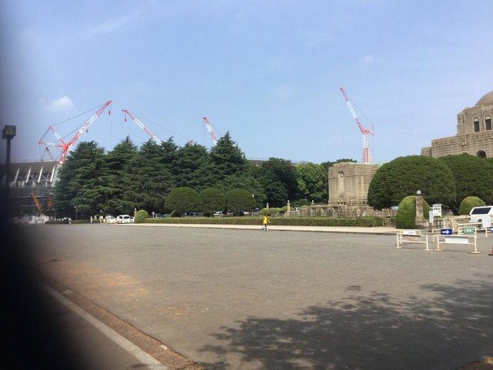 日本最古のアスファルト舗装がされた場所、奥には建設中の新国立競技場