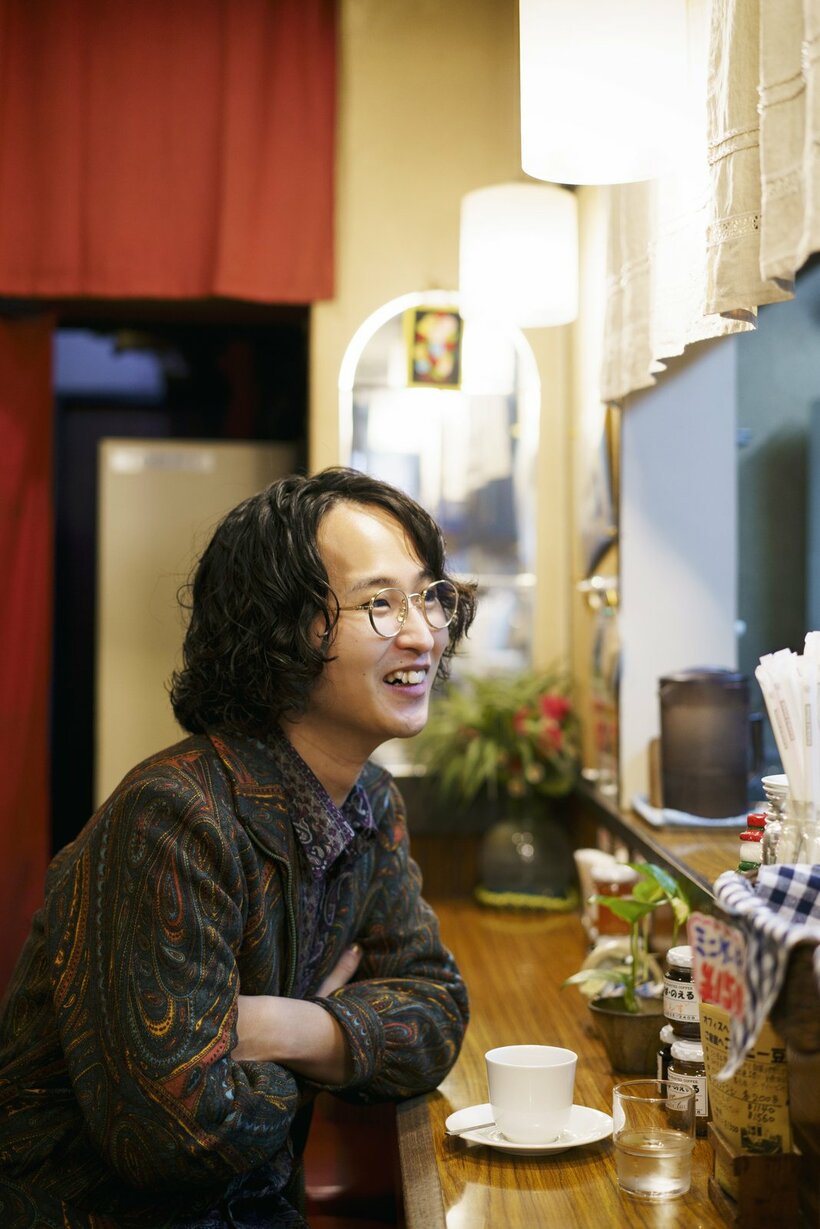 18歳で上京した日から通うコーヒー店「ぱぱ・のえる」で。マスターの京極声健は「いつもスケッチブックを広げて確信を持って絵を描いていたよね」という（写真／岡田晃奈）