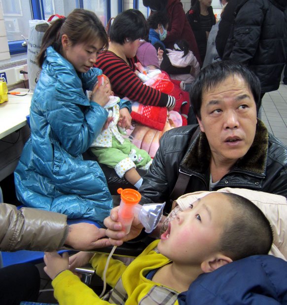 幼い子供は汚染物質に特に弱い。北京市内の病院は、体の不調を訴える子どもでいっぱいになった　（c）朝日新聞社　＠＠写禁