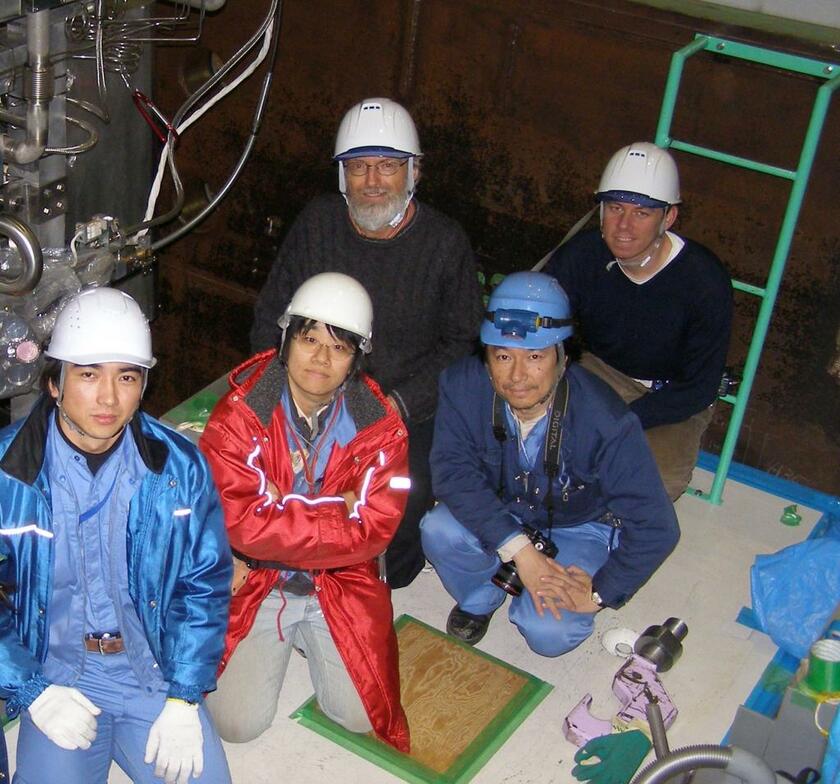 ニュートリノビームを作る装置を設置するとき、T2Kチームのメンバーと一緒に装置の前で撮った記念写真＝2009年1月、市川温子さん提供