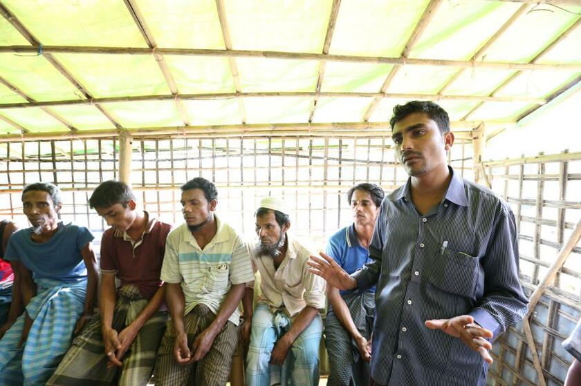 バングラデシュ南東部コックスバザール郊外の難民キャンプで、ロヒンギャの住民が会合を開いていた／今年８月に撮影　（ｃ）朝日新聞社