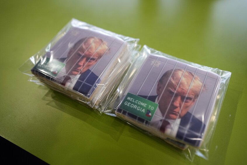 トランプ前大統領の起訴を受け、続々と登場した関連商品(写真:アフロ)