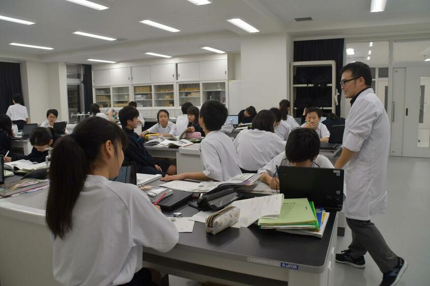 大宮国際/理科の授業。2時間続きの授業で深く学べる。実験は生徒が自分で調べながら進めていく。同校は埼玉県で3校目となる公立中高一貫校。MYPでのIB校に認定された後には、大学進学のためのディプロマプログラム(DP)での認定を申請する予定だ(撮影/柿崎明子)
