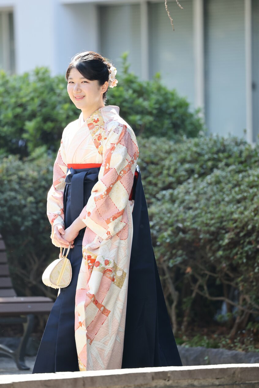 つまみ細工の花があしらわれた髪飾りも、まるで春風のような愛子さまによくお似合い=3月20日、東京都豊島区、代表撮影/JMPA