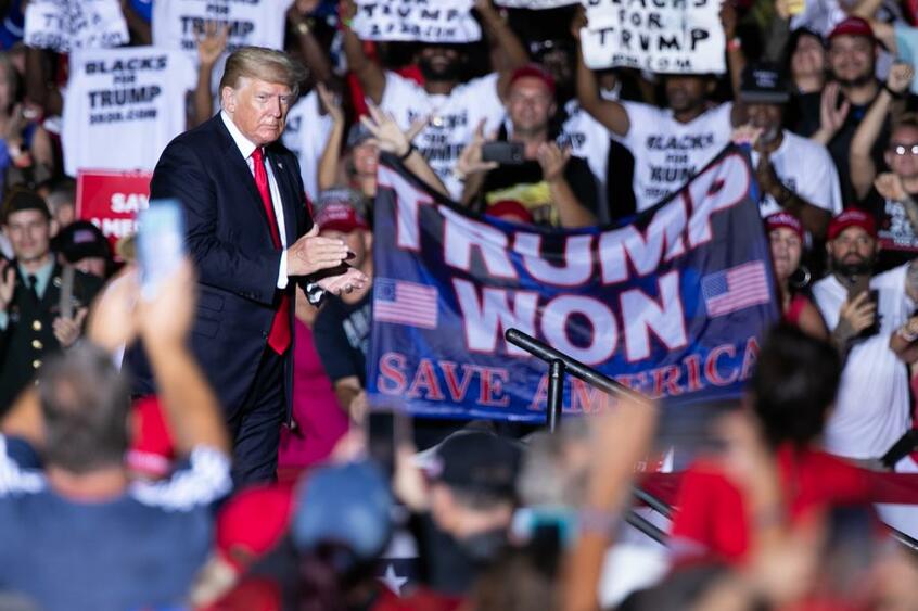 トランプ前米大統領の登場に1万人以上集まった支持者たちは熱狂的な歓声を上げた/7月3日、米フロリダ州サラソタ (c)朝日新聞社