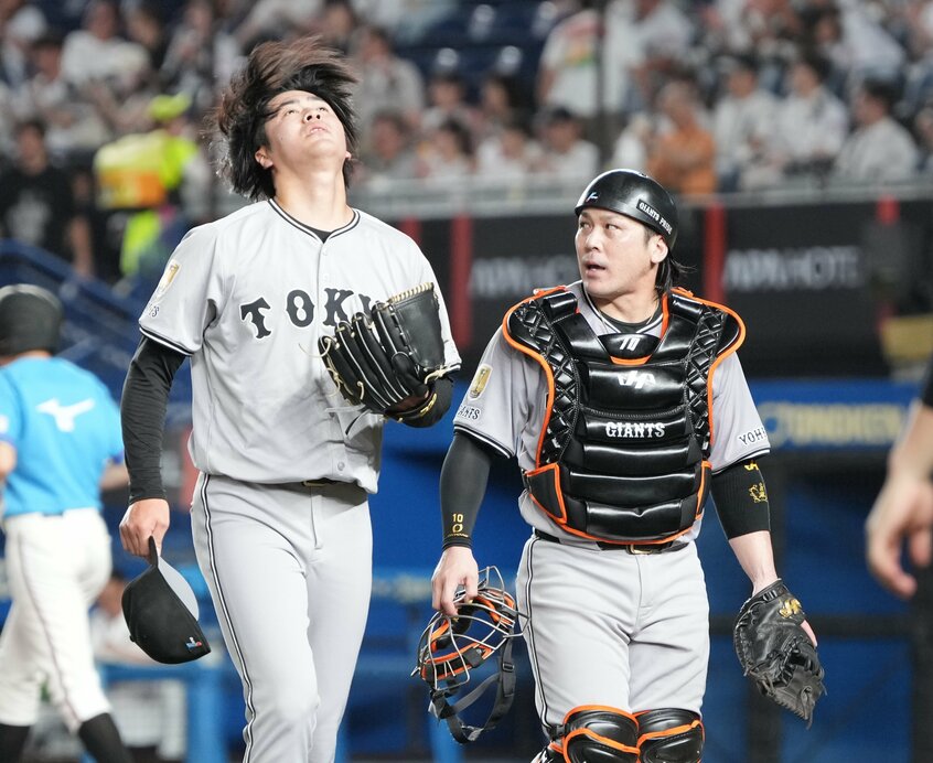 甲斐拓也（右）（写真／日刊スポーツ）