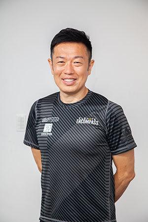 中野ジェームズ修一/スポーツモチベーションCLUB100最高技術責任者 PTI認定プロフェッショナルフィジカルトレーナー 米国スポーツ医学会認定運動生理学士(ACSM/EP-C)フィジカルを強化することで競技力向上や怪我予防、ロコモ・生活習慣病対策などを実現する「フィジカルトレーナー」の第一人者。卓球の福原愛選手やバドミントンのフジカキペアなど、多くのアスリートから絶大な支持を得る。2014年からは青山学院大学駅伝チームのフィジカル強化指導も担当。早くからモチベーションの大切さに着目し、日本では数少ないメンタルとフィジカルの両面を指導できるトレーナーとしても活躍。東京・神楽坂の会員制パーソナルトレーニング施設「CLUB100」の最高技術責任者を務める。『世界一伸びるストレッチ』(サンマーク出版)、『青トレ 青学駅伝チームのコアトレーニング&ストレッチ』(徳間書店)、『医師に「運動しなさい」と言われたら最初に読む本』(日経BP)などベストセラー多数。