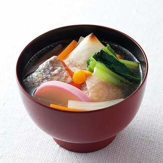 【おせちを作る】「お雑煮」の“新定番”レシピ4種 白みそ仕立てに合う具材は? 鮭、ぶりのうま味も