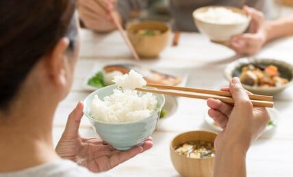 【太らない食べ方のコツ】「炊き立てのご飯」と「冷やご飯」、血糖値が上がりにくいのはどっち？ 