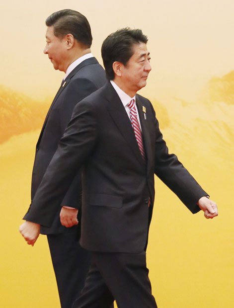 中国の習近平国家主席とすれ違う安部首相　（ｃ）朝日新聞社　＠＠写禁