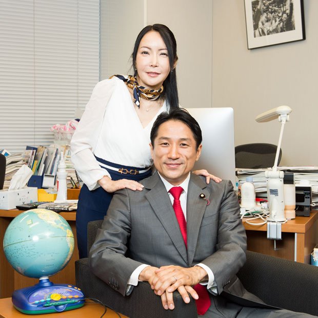 参議院議員の川田龍平さん（右）と国際ジャーナリストの堤未果さん夫妻（撮影／写真部・長谷川唯）