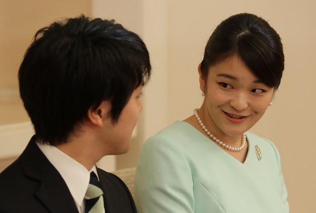 婚約内定の会見での眞子さまと小室圭さん(ｃ)朝日新聞社