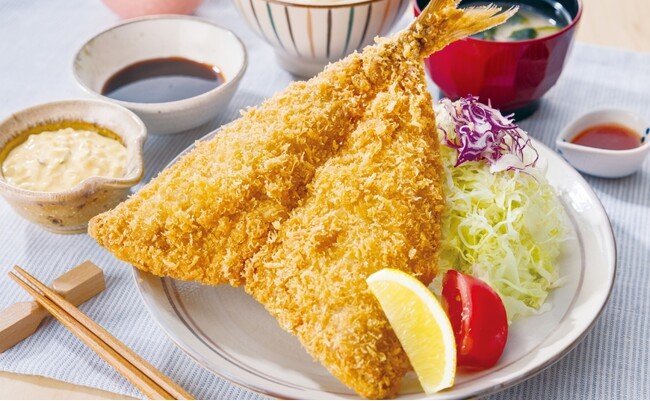 写真・図版（1枚目）| 約20cmのビッグサイズ！「真アジの大判アジフライ」３万食限定で8月11日(月)から販売