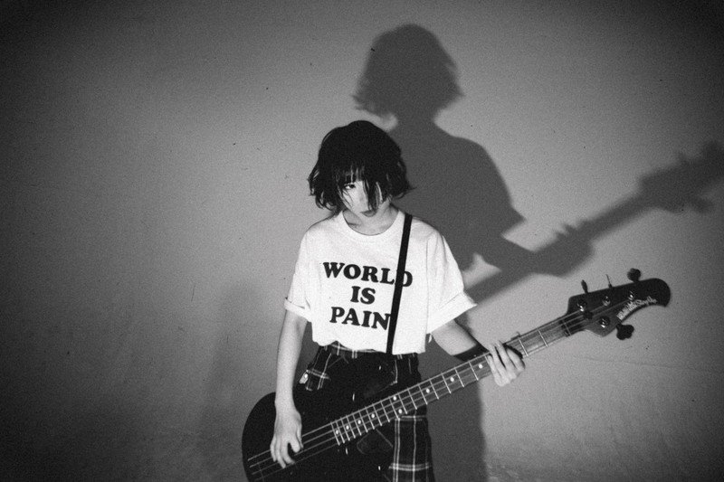 PEDRO(アユニ・D)、新作EP『衝動人間倶楽部』より、全編16mmフィルムカメラで収録した「WORLD IS PAIN」MV公開