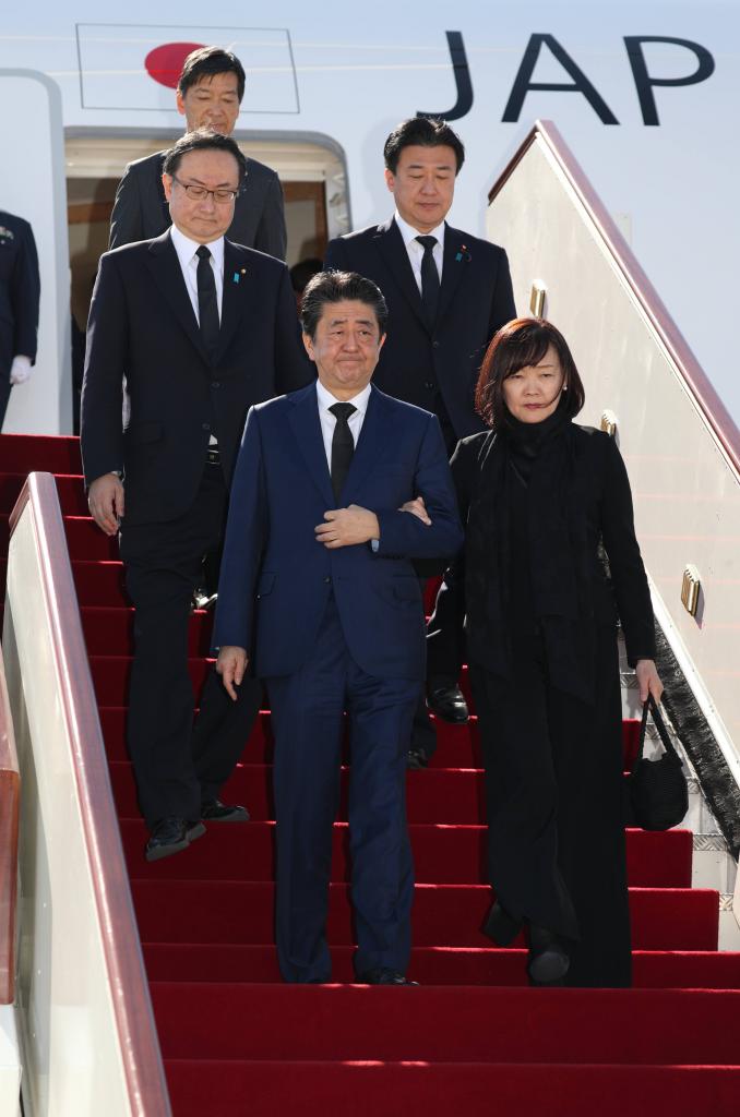 １月１４日、政府専用機でオマーンに到着した安倍晋三首相（手前左）と妻の昭恵氏（同右）。２０日から始まった国会では数々の追及が待っている　（ｃ）朝日新聞社