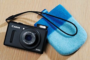 いつもバッグに入れて持ち歩いている、キヤノン パワーショットS100。黒のボディーと小さなストロボがかわいいという。カメラケースには色とデザインがよく、また液晶を保護するためにも厚手のフェルト生地が最適だというアビタックスのポケットを使用している