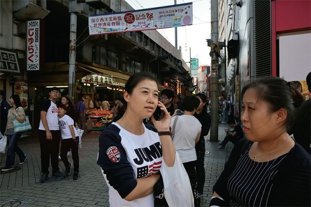 上野。顔認識AFは街頭でのスナップショットにも大いに役立つ。AFのレスポンスも良好だ。カメラも小さく被写体に威圧感を感じさせないのはよい。フラットな日陰の条件だが、豊富な階調再現に助けられているし、細部まで描写に優れる。夜間や室内での撮影にも向いたミラーレス機である● EF-M15-45mm F3.5-6.3 IS STM・18ミリ時・AE（絞りf8・320分の1秒・－0.7補正）・ISO400・AWB・JPEG