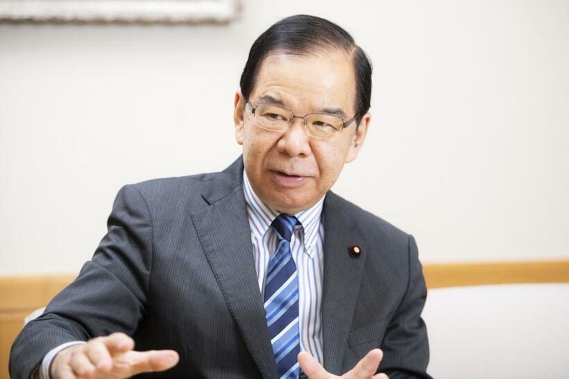 インタビューに答える志位和夫委員長。「本気の共闘の態勢をつくり、政権交代、新しい政権をつくる選挙にしていきたい」／8月30日、日本共産党本部（撮影／写真部・高野楓菜）