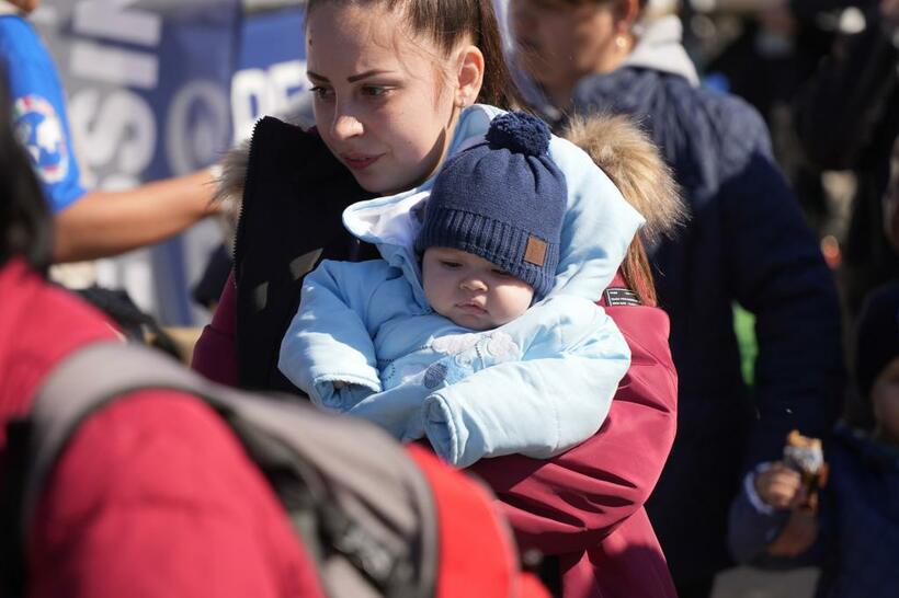 ウクライナからポーランド国境に避難してきた親子