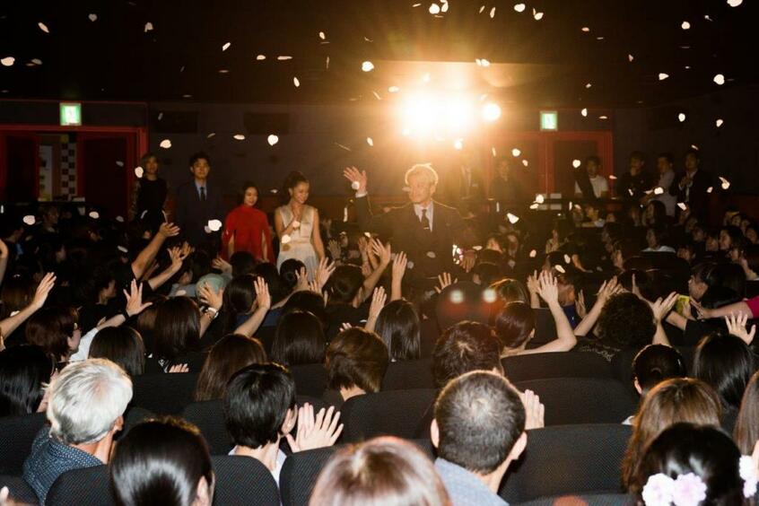 劇場広報から舞う花びらのなか、登場した小栗旬さんと主要キャストら(撮影/写真部・小山幸佑)