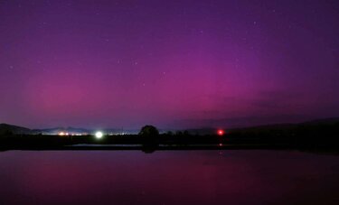 【写真特集】レアな天文ショー「低緯度オーロラ」が各地で出現　星空を紫色に染めた夜