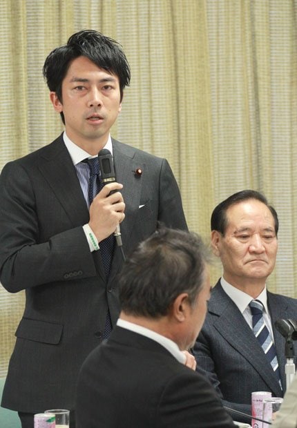 自民党農林部会長に就任した小泉進次郎氏（左）と、西川公也元農相　（ｃ）朝日新聞社