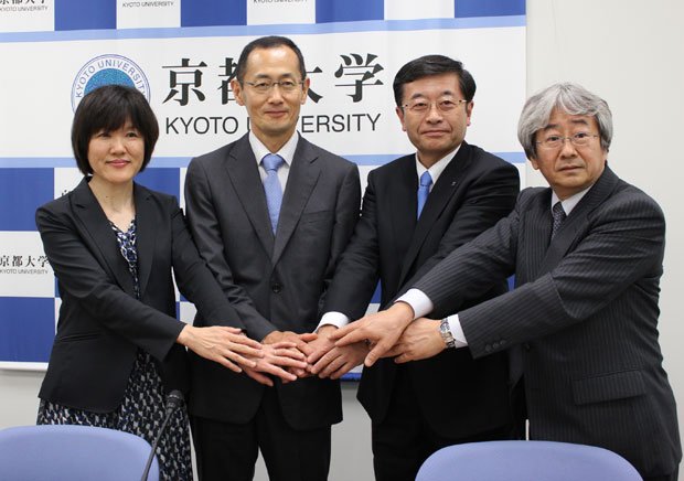 今年７月、ｉＰＳ細胞ストックのための採血を東京都内でも始めると発表した山中氏（左から２人目）ら。実用化は確実に近づいている　（ｃ）朝日新聞社