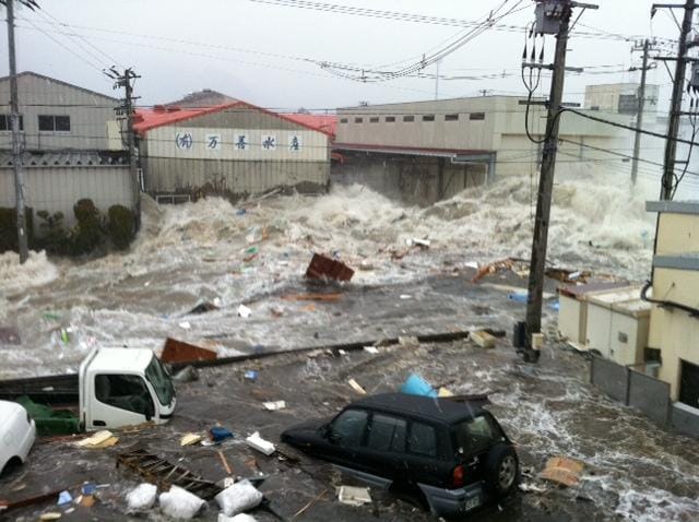 東日本大震災による津波 (c)朝日新聞社