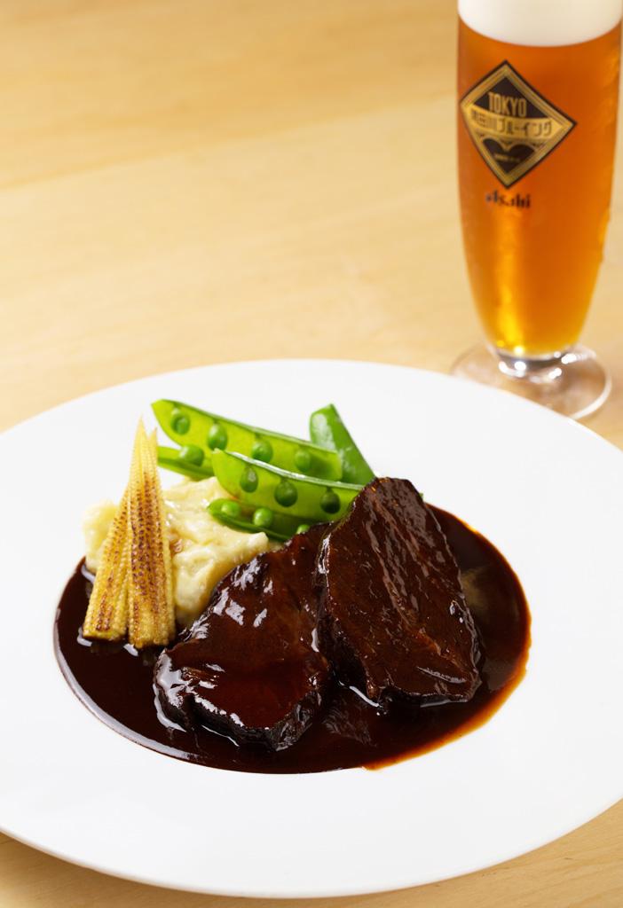 和牛ほほ肉の赤ワイン煮
<br />赤ワインのほか、玉ねぎ、にんじん、セロリなどの野菜と一緒に長時間、肉を煮込んだ店の人気メニュー。奇をてらわず伝統的な調理法で、赤ワインのコクを生かした一品。肉はA4、A5の高級ランクのものを使用するなど、素材も吟味されている。一皿の量が多く、値段もリーズナブル。ランチでの提供はなく、夜のみのメニューとなる。ちなみに店名は、祖父母の代から営んでいた定食喫茶の屋号「ニシキ」に由来する。和牛ほほ肉の赤ワイン煮 2480円(税込み)
<br />【ニシキダイニング】/東京都品川区南大井3-34-6(営)11:30~14:00、18:00~22:00(休)日、土のランチ (撮影/写真部・片山菜緒子)