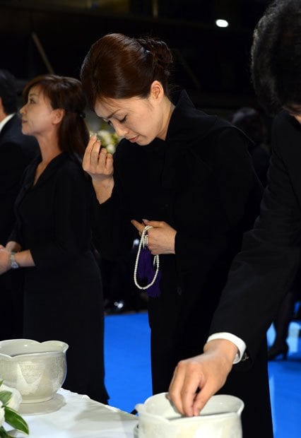 相澤氏の通夜に涙ながら参列した酒井法子　（ｃ）朝日新聞社