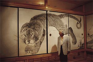 今年、東京国立博物館で多くの入場者を集めた「若沖と江戸絵画」展の作品のコレクターであるジョー・プライスさんを串本市無量寺で撮影。後ろは長澤蘆雪の「虎図」。ペンタックス＊istDLは外光や蛍光灯など様々な光に対応でき、少ない光量でもきれいに描写できるのがメリットだという