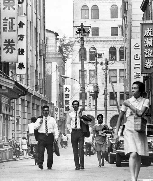 １９６０年代の兜町。バブル期にかけて、１００社以上の証券会社がひしめき合う街へと発展したが、現在、兜町に居を構える証券会社は２０社程度に減少している　（ｃ）朝日新聞社