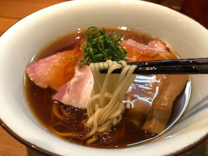 鴇の「醤油」は一杯830円。スープは生醤油の香りと鶏の旨味がたっぷり（筆者撮影）