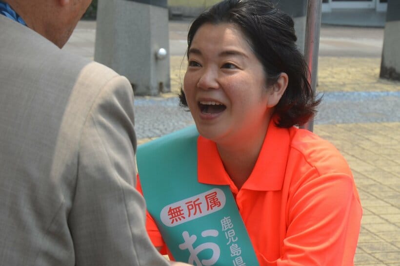 支援者と握手する尾辻朋実氏
