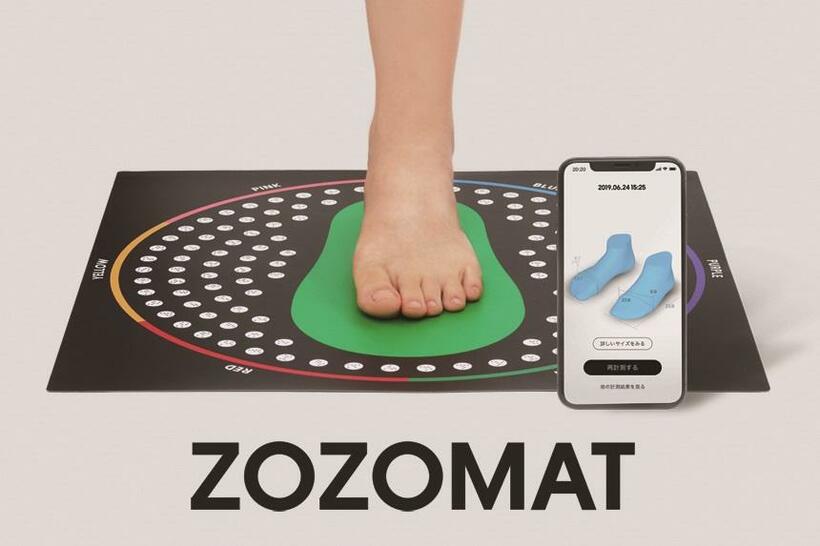 ZOZOMAT（ゾゾマット）に足をのせスマホで撮影することで、足の形状やさいずがわかる