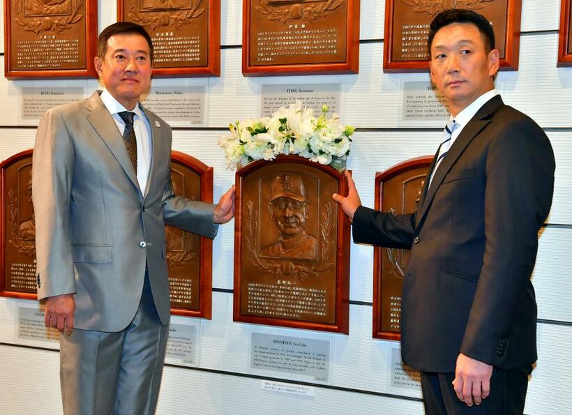 同時に野球殿堂入りした、３度目の返り咲き巨人原新監督（左）と３年目で辞任となった阪神金本監督　（ｃ）朝日新聞社