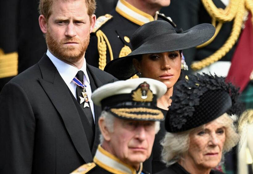 エリザベス女王の国葬に参列したヘンリー王子（左）とメーガンさん（昨年9月）写真：ロイター／アフロ