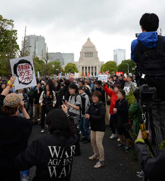 国会議事堂前で抗議の声をあげる人たち【２／２】　（撮影／多田敏男）