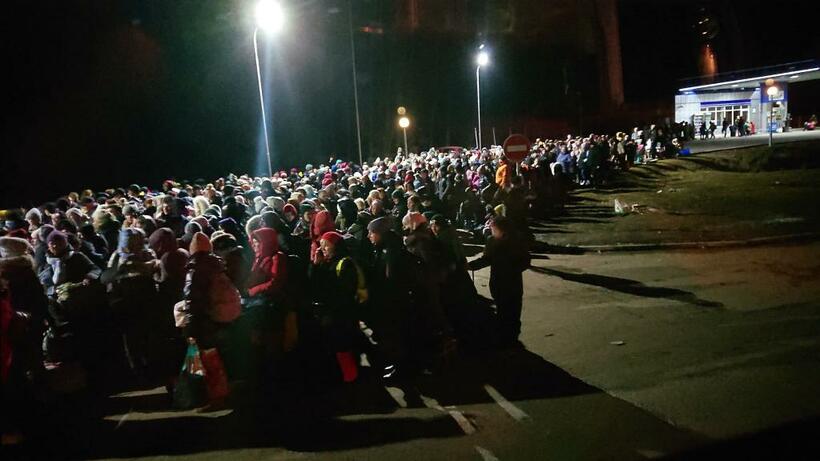 ポーランド国境付近で待機するウクライナ難民。女性と子どもばかりで、男性の姿はほとんどない。戦火を逃れようと、連日多くの避難民がリビウに集まっている（撮影／佐藤和孝）