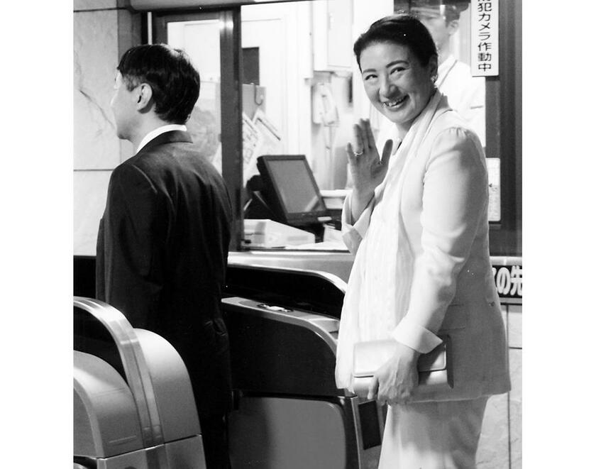 「雅子さまー」と叫んだら、改札口の手前で振り向かれた。珍しい写真でしょ？（白滝富美子さん）９月１６日＠東京駅